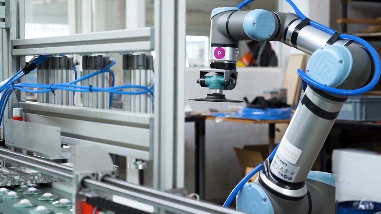 The first collaborative robot for the processing of stone and composite